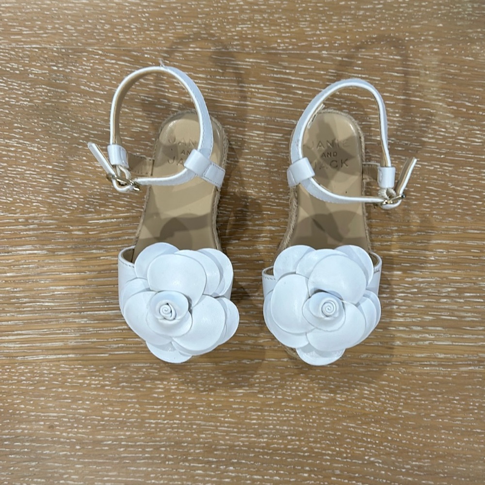 JANIE AND JACK WHITE FLOWER SANDALS SIZE 6
